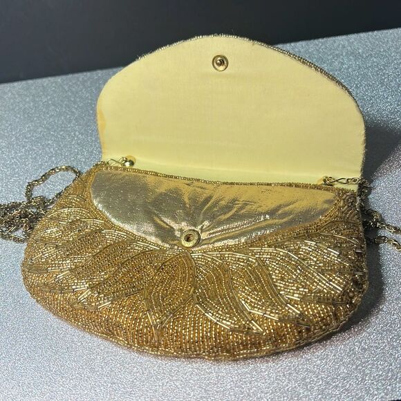 Beautiful Lotus Flower Beaded Bag with Gold Chain Vintage. P19 - Picture 3 of 5